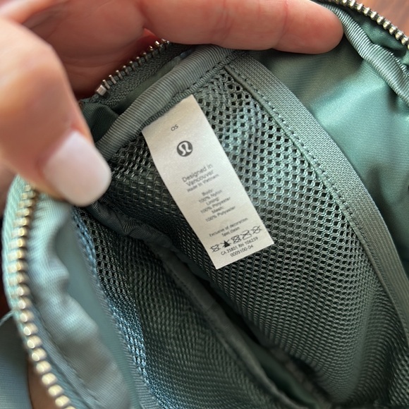 Lululemon Belt Bag 1L- BRAND NEW - Picture 4 of 5